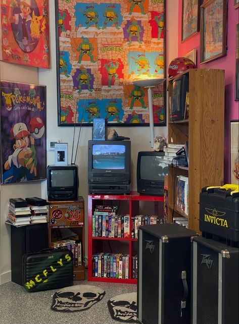 Retro Game Bedroom, Vhs Setup, Retro Video Game Room, Vintage Gaming Setup, Retro Game Aesthetic, 2000s Room, Mens Bedroom Decor, Dj Room, Retro Games Room