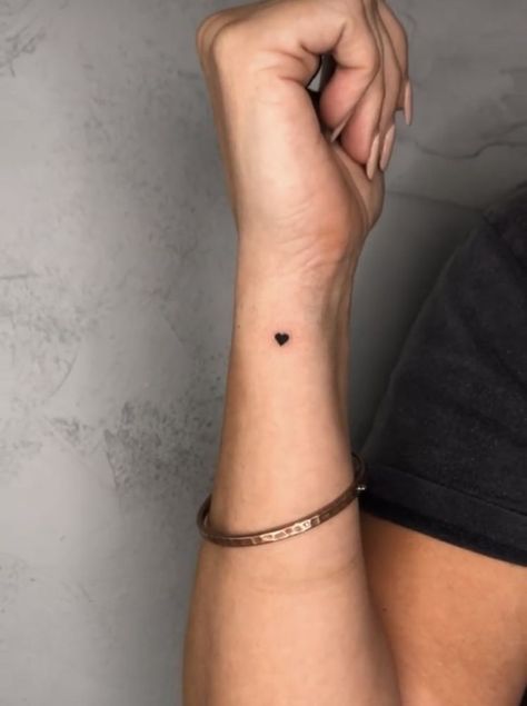 Dreamer Tattoo Small, Small Heart Wrist Tattoo, Herz Tattoo Klein, Simbols Tattoo, Black Heart Tattoos, Heart Tattoo Wrist, Tiny Heart Tattoos, Tattoo Artist Tattoo, Tiny Wrist Tattoos