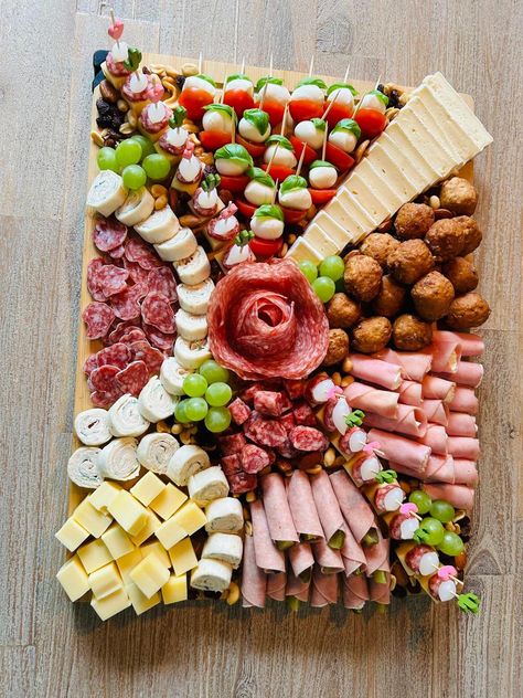 Board Of Food, Shacudery Board, Aesthetic Cheese Board, Food Boards Ideas Appetizers, Fast Food Board, Long Charcuterie Board Ideas, Butter Boards Charcuterie, Food Boards Ideas, Charcuterie Board Layout