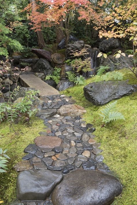 Kyoto Okazaki Villa | Gardens | UEYAKATO Landscape [Japanese garden company in Kyoto] Japanese Stone Path, Creative Walkways, Japanese Garden Path, Japanese Stone Garden, Courtyard Landscape, Japanese Inspired Garden, Garden Pavers, Courtyard Landscaping, Dry Stone Wall