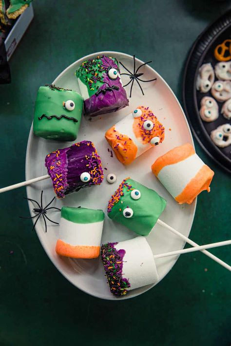 Vegan Halloween monster marshmallow pops Marshmallows Pops, Halloween Marshmallows, Marshmallow Candy, Inexpensive Holiday Gifts, Candy Melt, Chocolate Dipped Marshmallows, Purple Food Coloring, Vegan Marshmallows, Vegan Halloween