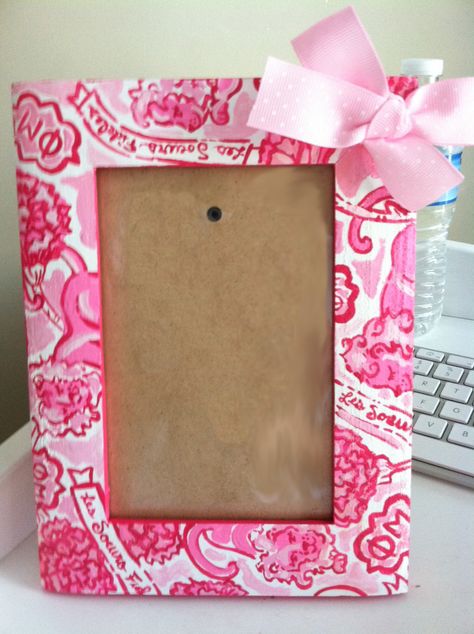 Lilly Pulitzer Phi Mu Frame, $17 (Use coupon code DBGPINTEREST for a 10% discount at checkout!) Sorority Picture Frames, Phi Mu Crafts, Aoii Sorority, Delta Zeta Sorority, Delta Phi Epsilon, Sorority Crafts, Diy Picture Frames, Phi Mu, Gamma Phi