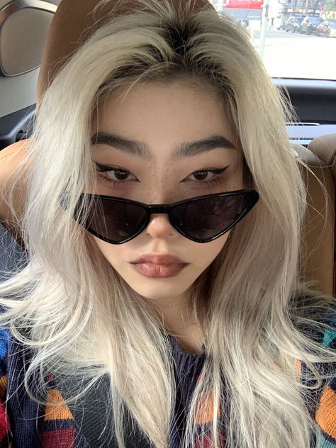 Chinese Blonde Hair, Platinum Blonde On Asian, Blonde Bob Asian, Asian Bleached Hair, Blonde Hair Black Eyebrows, Asian Blonde Balayage, Blonde Asian Hair, Short Bleached Hair, Blonde Eyebrows