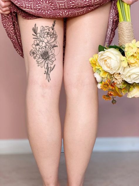 Chrysanthemum Tattoo Thigh, Chrysanthemum Tattoo Black, Naomi Tattoo, Tattoo Daffodil, Hamstring Tattoo, Black Ink Tattoo, Rad Tattoos, Flower Bouquet Tattoo, Chrysanthemum Tattoo