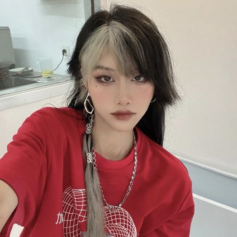 Makeup, abg, baddie, aesthetic, outfit, y/n, ootd, pretty Feather Short Haircut, Portret Feminin, Hair Color Streaks, Tips For Women, Dye My Hair, Hair Reference, Cut My Hair, Hair Inspo Color, Aesthetic Hair