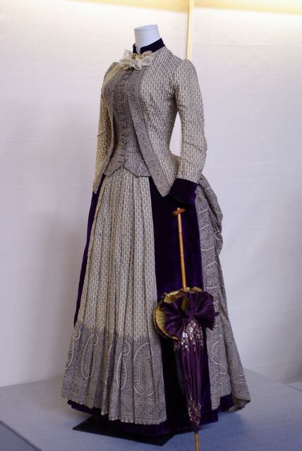 Printed paisley wool dress, ca. 1885, Fashion History Museum 1880s Fashion, 1800s Fashion, Bustle Dress, Victorian Costume, 19th Century Fashion, Victorian Clothing, Antique Dress, Retro Mode, Vintage Gowns