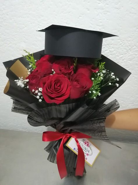 Graduation Ramos, Graduation Flowers Bouquet Gift, Graduation Flower Arrangements, Graduation Bouquet Ideas, Graduation Present Ideas, Flower Bouquet Graduation, Graduation Flowers Bouquet, Graduation Flower Bouquet, Tårta Design