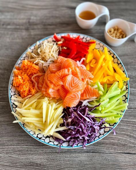 Prosperity Toss Salad (Yee Sang) Recipe https://fooooods.com/prosperity-toss-salad-yee-sang-vrcooking Prosperity Toss Salad, Yee Sang Recipe, Toss Salad, Yee Sang, Chinese New Year Cake, Salmon Sashimi, Marinated Salmon, New Year's Cake, Purple Cabbage