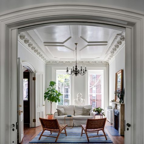 A Landmarked 19th-Century Brownstone Gets a Sunny Refresh Brownstone Interiors, Nyc Brownstone, 1800s Home, Parlor Floor, Brooklyn Brownstone, Modern Victorian, Row House, The Ceiling, Estilo Art Deco