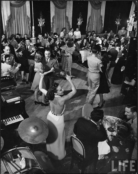 New York dance club 1950s Sonny Corleone, 1920s Aesthetic, Vintage Foto's, Jazz Bar, Alfred Eisenstaedt, Cafe Society, Mad Men Fashion, Clubbing Aesthetic, Hollywood Party