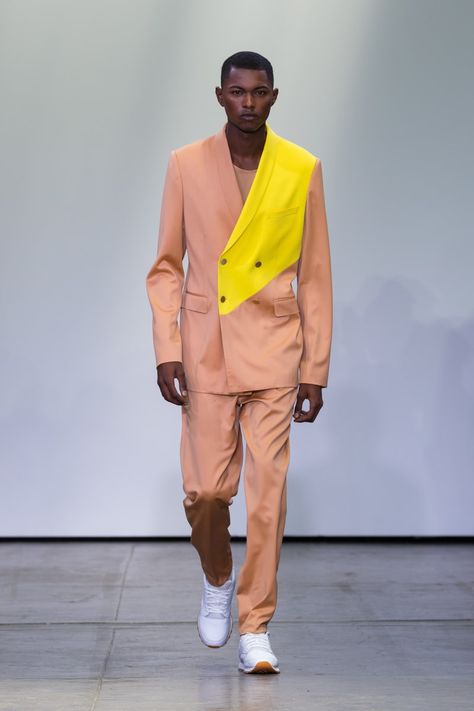 Carlos Campos | Menswear - Spring 2019 | Look 6 Experimental Garments, Male High Fashion, Asymmetry Fashion, High Fashion Men, Mens Fashion Edgy, Mens Fashion Smart, Elegante Casual, Mens Fashion Classy, Latest Mens Fashion