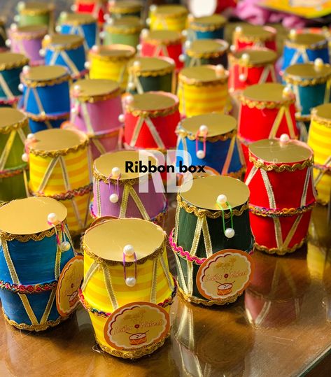 Dholak favors with lids are delivered to Canada. 🇨🇦🌻🤩 . #weddingfavors #favors #dholkifavors #dholkifavoursgifts #returngifts #pakistanifashion #weddingfashion #weddinginspiration #favorsdiy #ediblefavors #gifts #explorepage #exploremore #pakistanicelebrities Edible Favors, Easy Art For Kids, Creative Wedding Gifts, Favors Diy, Easy Art, Creative Wedding, Simple Art, Wedding Favors, Wedding Styles