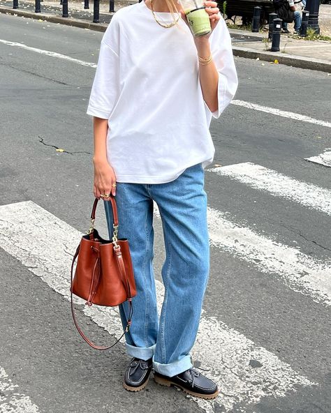 Boat Shoes Outfit Women, Boat Shoes Outfit Women's, Boat Shoes Outfit, Oversized White T Shirt, Fashionista Outfits, White Shirt Outfits, Fashion Oversized, Womens Boat Shoes, Women's Outfit Sets