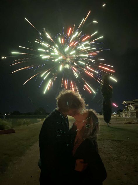 <3 Couple Looking At Stars, Teenage Couple Aesthetic, New Years Couple, Rainy Day Couple, Night Romance, Concert Date, Grunge Couple, I Hate Love, Crazy Night