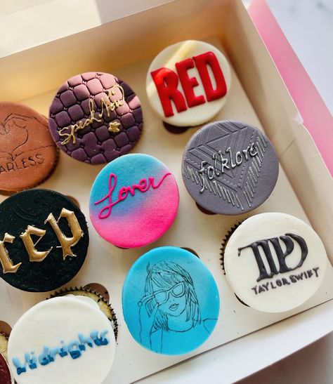 Taylor Swift Cupcakes, Cream Cupcakes, Cookies Cream, Royal Icing Decorations, Beautiful Cupcakes, Fondant Toppers, Pretty Birthday Cakes, Cookies And Cream, Royal Icing