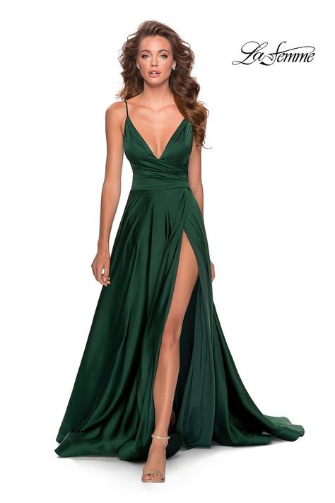 Forest Green Bridesmaid Dresses, Flowy Prom Dresses, Extra Fashion, Gown For Prom, Emerald Dresses, Prom Dress Stores, Prom Dress Styles, Green Bridesmaid, Prom Style