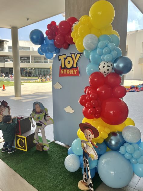 1st Birthday Boy Toy Story Theme, Toy Story Party Backdrop, Jesse Toy Story Party Ideas, Toy Story Arch, Toy Story Backdrop Ideas, Toy Story Balloon Arch, Woody And Jessie Birthday Party, Toy Story Pinata, Toy Story First Birthday