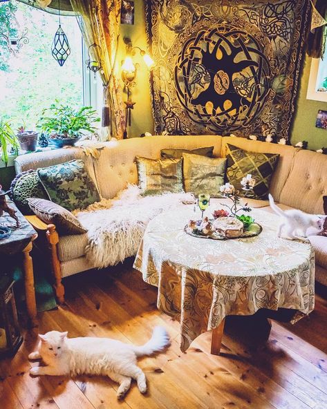 Lotr Living Room, Elvish Interior Design, Elvish Home Decor, Elvish Decor, Elvish House, Earth Room, Apartment Designs, Art Nouveau Interior, Bohemian Style Decor