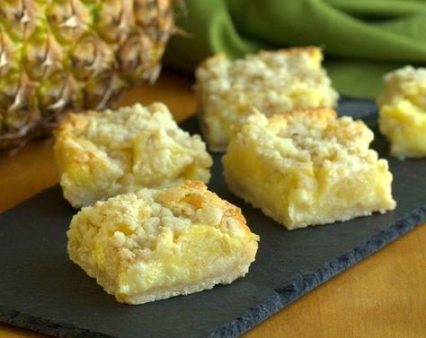 Pineapple crumble bars Pineapple Crumble, Perfect Lemon Bars, Lemon Bar, Crumble Bars, Dessert Bar Recipe, Vegetarian Breakfast Recipes, Egg Free Recipes, Cake Bars, Cookie Bar Recipes