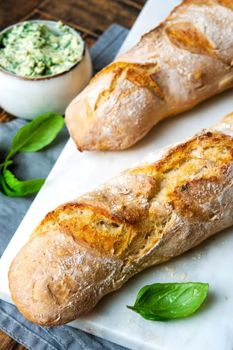 Mit diesem Rezept und 4 Zutaten gelingt dir Baguette wie in Frankreich. Jetzt alle Tipps sichern und bestes Baguette backen! Sandwich Baguette, Baguette Recipe, Ripe Fruit, Bread Bun, Top Recipes, Family Dinner, Pesto, Dip, Clean Eating