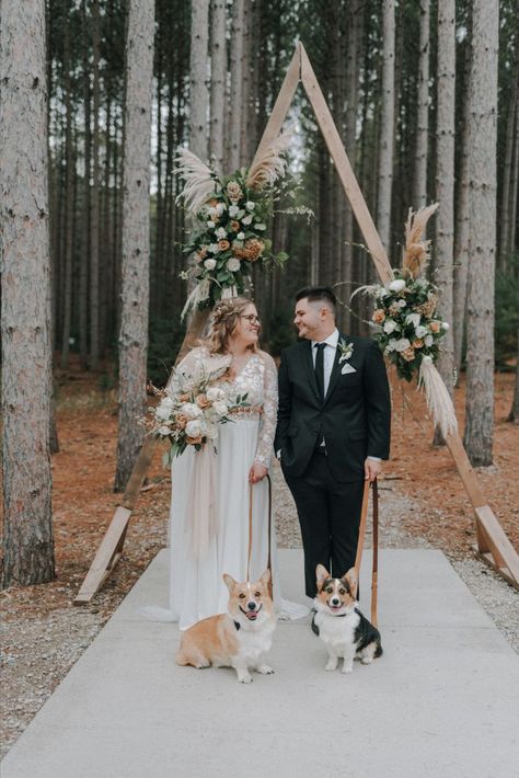 Wedding photos with bride, groom, and two corgis at boho wedding venue Pictures With Two Dogs, Corgi Wedding, Wedding In April, Corgi Pictures, Photos With Dog, Inspiration Photos, Two Dogs, Photos Wedding, Blog Photo