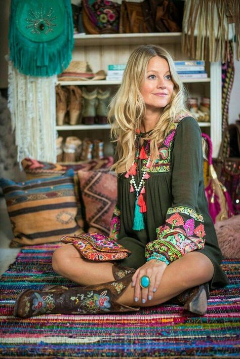 What a fun bohemian look. Vetement Hippie Chic, Bohemian Style Inspiration, Look Hippie Chic, Moda Hippie, Look Boho Chic, Embroidered Dress Boho, Estilo Hippy, Boho Dresses Long, Estilo Hippie