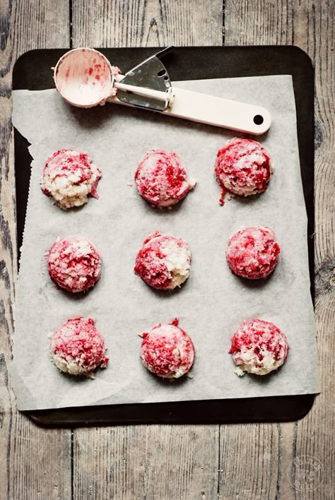 raspberry coconut macaroons Raspberry Macaroons, Kue Macaroon, Raspberry Coconut, Slow Cooker Desserts, Coconut Macaroons, Eat Dessert First, Food Trucks, How Sweet Eats, Cakepops