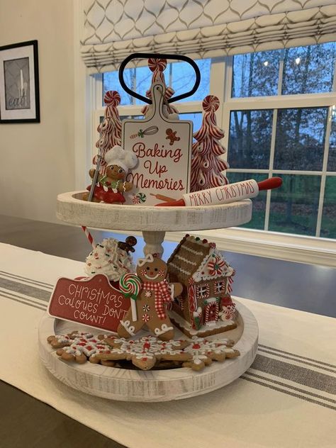 3 Tier Stand, Christmas Centers, Gingerbread Christmas Decor, Christmas Tray, Tiered Stand, My Idea, Christmas Kitchen, Christmas House, Christmas Gingerbread