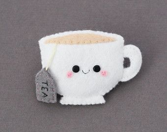 Xícara de chá kawaii em feltro. Kawaii Felt, Felt Keychain, Felt Bookmark, Felt Crafts Diy, Felt Embroidery, Crafts Gifts, Felt Patterns, Felt Brooch, Felt Decorations