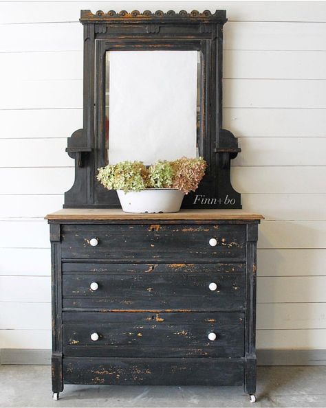 Rustic Furniture Diy, Barn Living, Earth Pigments, Shabby Chic Dresser, Furniture Renovation, Types Of Painting, Old Barn, Milk Paint, Ikea Furniture