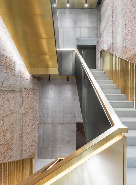 The Fondaco dei Tedeschi in Venice: Photo by Delfino Sisto Legnani and Marco Cappelletti © OMA. City Stairs, Stairs Elevator Architecture, Carlo Scarpa Staircase, Playful Stairs Architecture, Famous Stairs Architecture, Stair Handrail, Interior Stairs, Stairway To Heaven, Design Del Prodotto