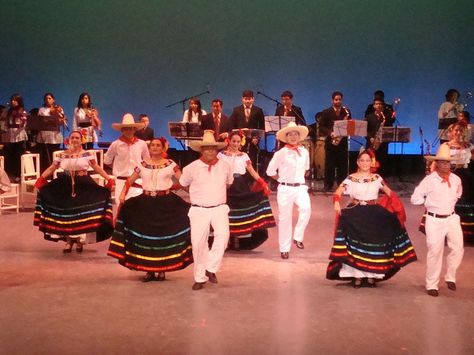 Bailarines de "Zapateo", el baile regional del estado de Tabasco, México. Folk Music, Present Day, History, Music