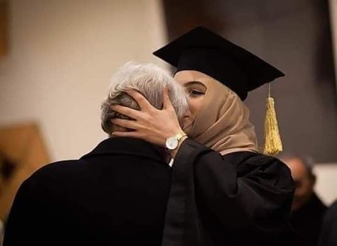 Graduation Pictures Hijab, Father With Daughter, Graduation Pictures High School, Muslimah Fashion Casual, College Graduation Photos, Graduation Party Ideas, Graduation Photography Poses, Graduation Poses, Graduation Balloons