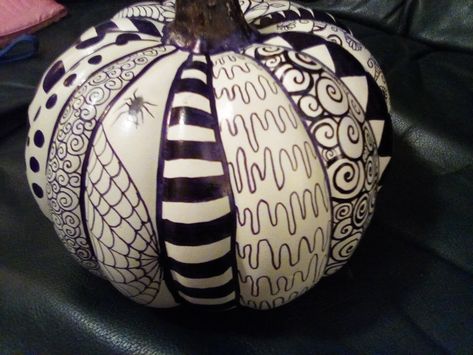 Sharpie Pumpkin Art, Sharpie Pumpkins, Zentangle Pumpkins, Zentangle Pumpkin, Pumpkin Zentangle, Pumpkin Idea, Scary Pumpkin Faces, Creative Pumpkin Decorating, Pumpkin Decorations