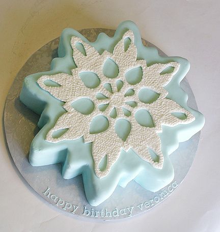 Knitted Snowflake Cake Snowflakes Cake, Ice Princess Party, Olaf Cake, Winter Party Themes, Frozen Theme Cake, Winter Baby Shower Themes, Shaped Cakes, Snowflake Cake, Frozen Birthday Theme