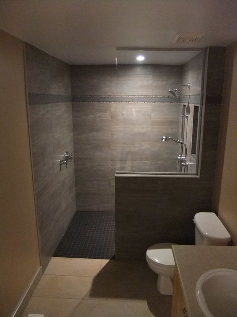 Behindertengerechtes Bad, Minimalist Small Bathrooms, Small Shower Room, Beautiful Small Bathrooms, Small Bathroom Renovations, Bilik Air, Small Bathroom Vanities, Bathroom Remodel Shower, Bathroom Layout