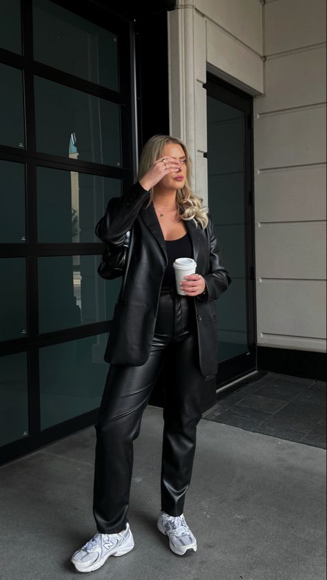 Trousers Outfit Casual, Black Bodysuit Outfit, Leather Trousers Outfit, Matilda Djerf Style, Trousers Outfit, Black Leather Blazer, Leather Pants Outfit, Academia Style, Trouser Outfit