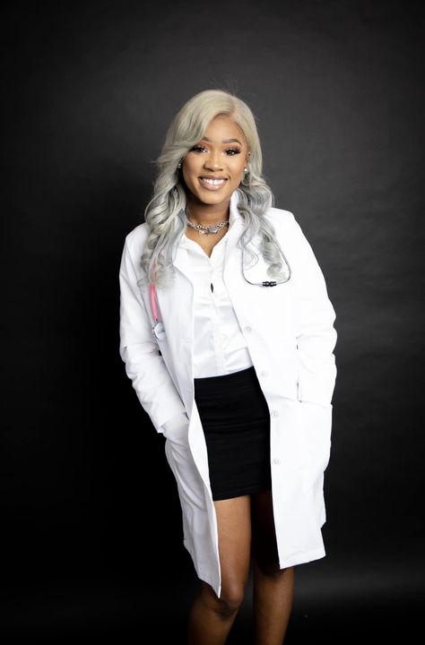 Nursing Graduation Pictures, Grad Outfits, Graduation Photoshoot, Graduation Photo, Female Doctor, Nursing Graduation, Medical Field, Graduation Photos, White Coat