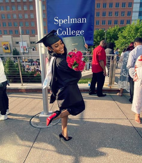 @kylie.amaya on Instagram: “I actually do stunt a little 💙 #SpelmanWoman” Final Year University, College Acceptance Manifestation, Spelman College Aesthetic, Spelman Graduation Pictures, Hillman College A Different World, College Lifestyle, Senior Year Things, Spelman College, Girl Graduation