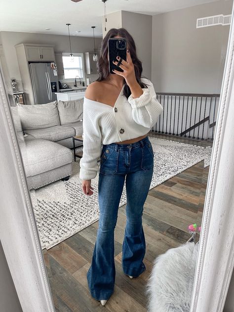 Bellbottom Pants Outfits Winter, Denim Flares Outfit, Flare Denim Outfit, Flare Jeans Fall, Flares Outfit, Blue Wide Leg Jeans, Flare Jeans Outfit, Winter Pants Outfit, Western Wear Outfits