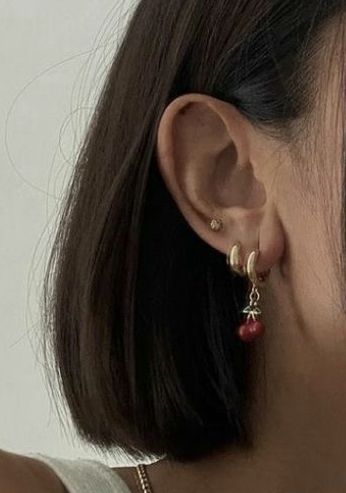 Cute Piercings, Ear Piercing, Jewelry Inspo, Earings Piercings, Ear Piercings, Jewelry Inspiration, Piercings, Gold Jewelry, Pearl Necklace