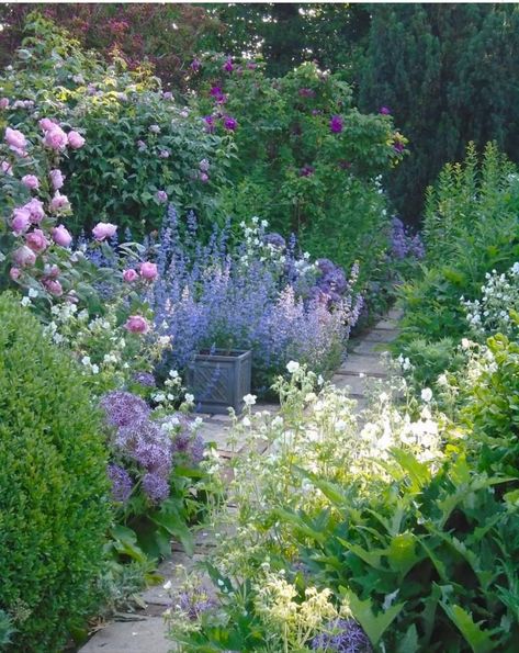 Uk Cottage Garden, French Backyard, Small English Garden, Making A Garden, Front Garden Landscape, Chicken Garden, Cottage Garden Design, Flower Garden Design, English Cottage Garden