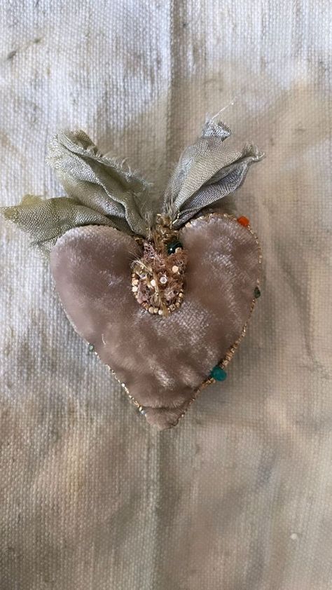 Vintage Valentine Crafts, Fabric Hearts, Velvet Heart, Fiber Jewelry, Heart Crafts, Handmade Heart, Creation Couture, Textile Jewelry, Fabric Projects