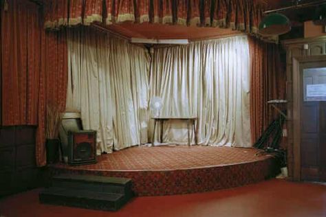 Bühnen Design, School Hall, Stage Set, Take A Seat, Stage Design, Cabaret, The View, Staging, Apartment