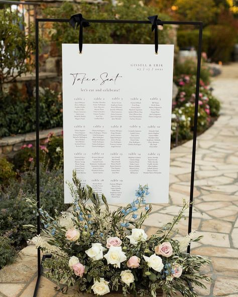 Wedding Sign Flower Arrangement, Creative Wedding Seating Chart, Wedding Sitting Chart, Wedding Sitting Plan, Guest Seating Chart, Wedding Seating Chart Display, Rustic Seating Charts, Seating Chart Ideas, Seating Arrangement Wedding