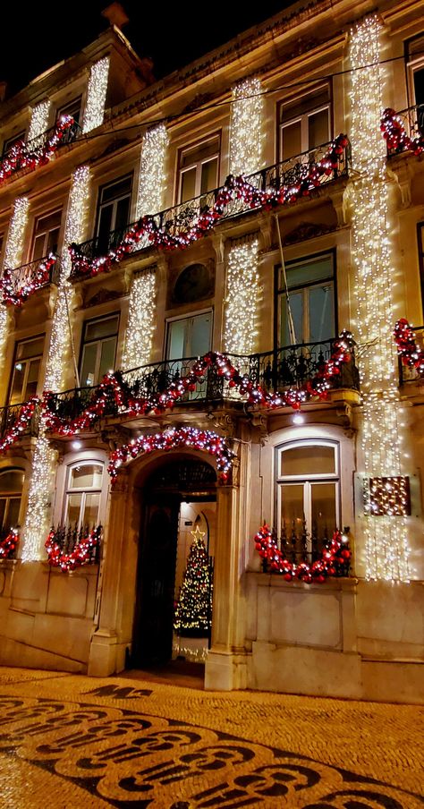 Christmas Building Decorations, Exterior Christmas Decor Ideas, House Decorated For Christmas, Exterior Christmas Decorations, Classy Christmas Decor, Luxury Christmas Decor, Church Christmas Decorations, Front Door Christmas Decorations, Exterior Christmas