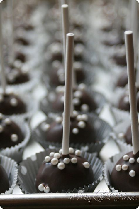 Oreo truffles, want these but whole oreos dipped in melted mints and on a stick with the pearl sprinkles. Oreos On A Stick, Truffle Balls, Oreo Truffle, Oreo Cake Pops, Oreo Balls, Nutter Butter Cookies, Dessert Bites, Cake Pop Recipe, Oreo Truffles