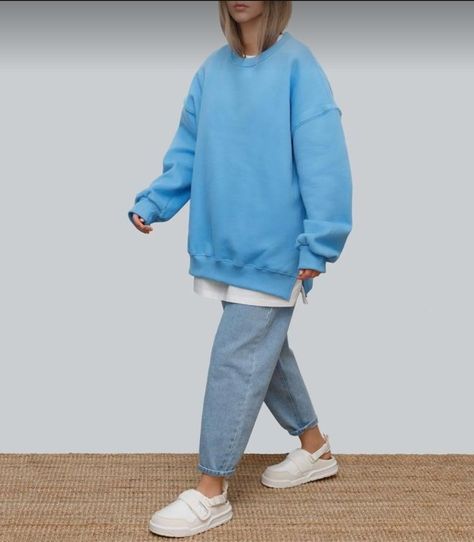 Carrot Jeans Outfit, Blue Sweatshirt Outfit, Street Style Comfy, Casual School Outfit, Outfit Basics, Basics Outfit, Carrot Jeans, Cool Girl Outfit, Blue Carrot