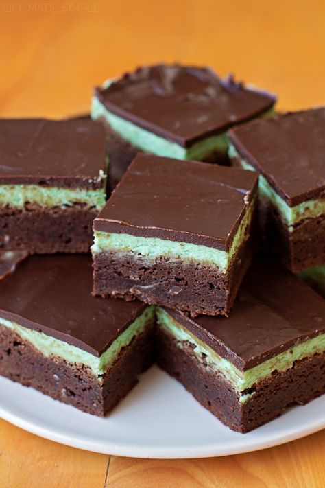 Cookies 2023, Chocolate Mint Brownies, Mint Frosting, Mint Brownies, Chocolate Mint, Brownie Recipe, Christmas Celebration, Yummy Desserts, Chocolate Brownies