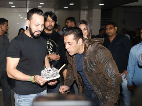 Salman Khan Birthday Pic, Salman Khan Couple Pic, Salman Khan Birthday, Happy Birthday Salman Khan, Salman Khan Ke Photo, Being Human Salman Khan, Birthday 27, Birthday Pic, 54th Birthday